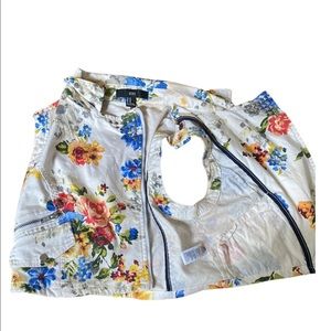 Forever 21 cropped floral vest size M. Has a front zipper, 2 button side pockets